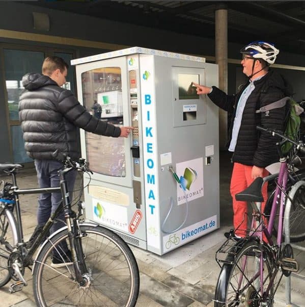 Zwei Radfahrer bedienen den Bikeomat