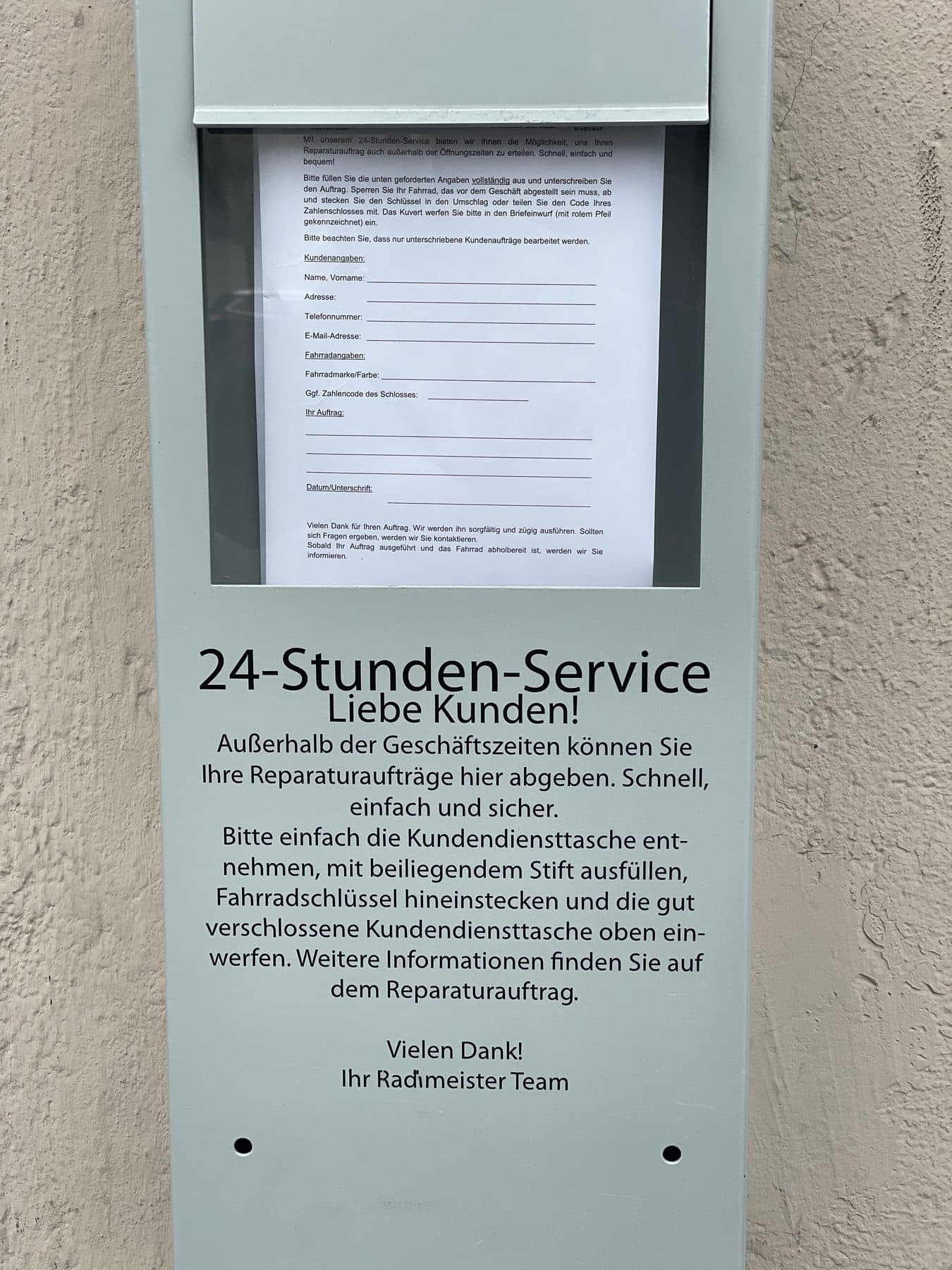 Die 24-Stunden-Box mit Reparaturauftrag an der Hauswand